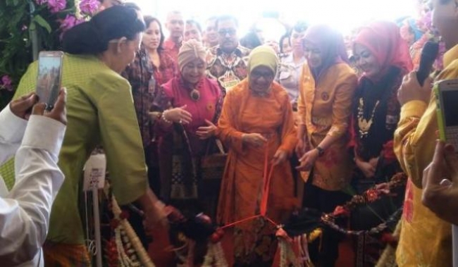 Istri Wakil Presiden RI Mufidah Jusuf Kalla di dampingin Walikota Tangsel Airin Rachmi Diany saat membuka Pameran Dagang UKM se Indonesia pada Harganas XII di Kota Tangsel, Kamis (30/7).