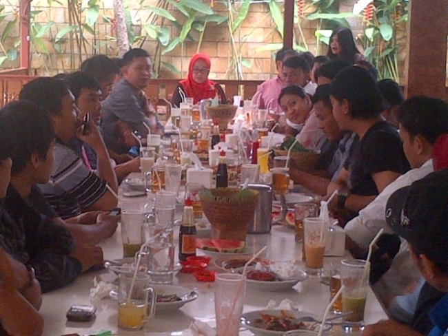 wartawan,Pemuda Tangerang dan Fraksi PDI-P saat silahturahmi di rumah makan Pondok Selera