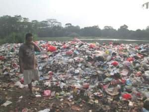 Tumpukan sampah yang berada di lahan RT 014/04 Kelurahan Setu, Kecamatan Setu yang dikeluhkan warga.