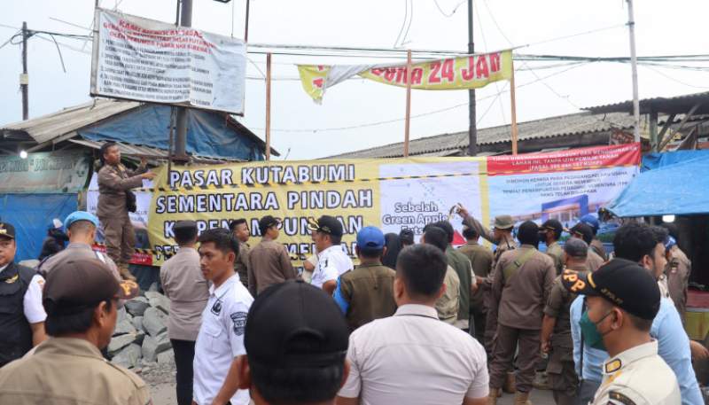 Satpol PP Tutup Sementara Akses Pasar Kutabumi Jelang Revitalisasi