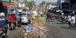 Bak Sampah DKPP yang membuat macet di jalan pasar Ciputat.