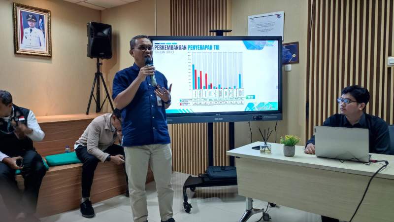Kepala DPMPTSP Kota Tangsel, Maulana Prayoga paparkan capaian realisasi investasi tahun 2023.
