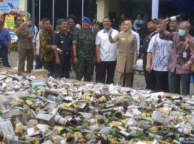  pemusnahan miras oleh DJBC Banten, nampak Walikota Tangsel, Airin Rachmi Diany ikut menyaksikan acara tersebut