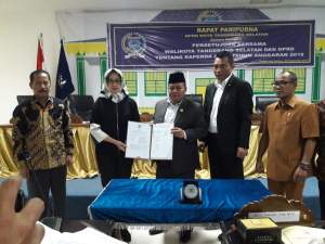 Walikota dan pimpinan DPRD Tangsel usai Paripurna RAPBD Tangsel tahun 2019