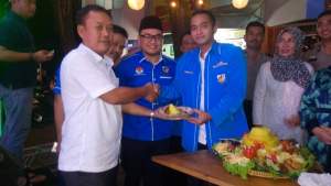 Ketua KNPI Tangsel saat pemotongan tumpeng disaksikan Wakil Ketua MPI, Eeng Sulaeman dan Ketua KNPI Banten, Moh Rano Alfath