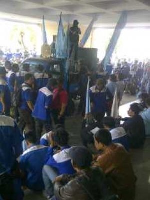 SPSI Demo di Kantor Desnaker KabTangerang,Tuntut Gaji 3,7 Juta/bulan Tahun 2014