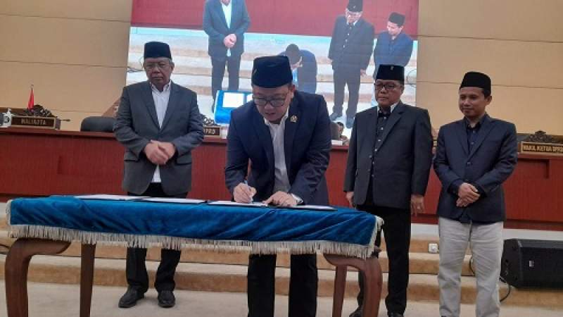 Ketua DPRD Tangsel Abdul Rasyid dan Walikota Benyamin Davnie tanda tangani persetujuan dua Raperda menjadi Perda.