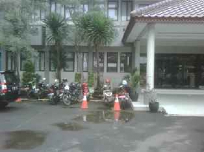 Pamulang- Di parkiran sebelah kantor Walikota Tangsel insiden pemukulan oleh oknum PNS terhadap Anggota Satpol PP. (dt)