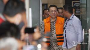 Mantan Ketua DPD RI Irman Gusman memakai rompi orange.