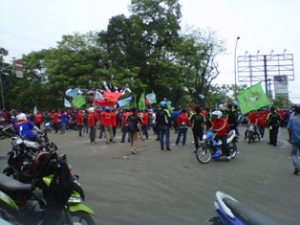 Tangerang-Perempatan lampu merah daan mogot macet akibt demo buruh.kamis (31/10)