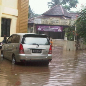 Cisauk- kantor Kelurahan Cisauk Terendam banjir, Pelayanan msyarakat terganggu,Selasa (21/1)Dt