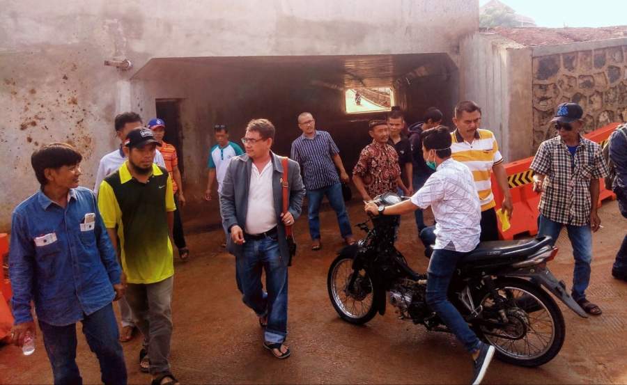 Anggota DPRD Tangsel, Sukarya bersama warga saat meninjau underpass di Kampung Cilalung Serua, Ciputat, Selasa (3/12/2019).