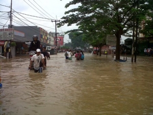 Ciledug- Banjir di jalan raya ciledug terutama di depan Ciledug Indah air mencapai ketinggian 80-1 meter, Senin (13/1)DT