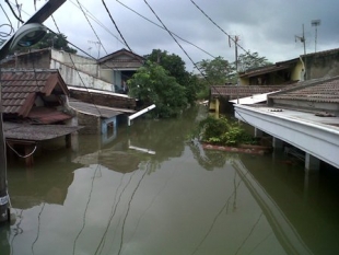 Kota Tangerang- Salah satu daerah di Jati uwung yang yerendam banjir,(DT)