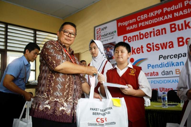  General Affair PT IKPP Tangerang Suhartono Soemanto simbolis memberikan bantuan paket buku untuk siswa berprestasi,.