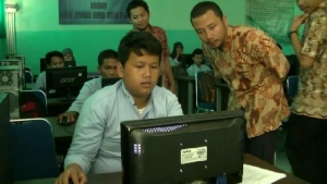 Peserta UN sedang mengikuti simulasi UN CBT di SMKN 3 Kota Tangsel, Kecamatan Setu, beberapa waktu lalu.