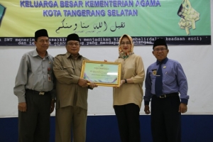 Kepala Kantor Kemenag Provinsi Banten Agus Salim saat memberikan penghargaan kepada Walikota Tangsel Airin Rachmi Diany, di Aula MAN Insan Cendikia Serpong, Senin, (27/7/2015)