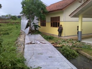 Tangerang- Tampak pagar sekolah SMa 18 Tigaraksa yang roboh akibat terjangan angin kencang.Jum&#039;at (15/11)DT