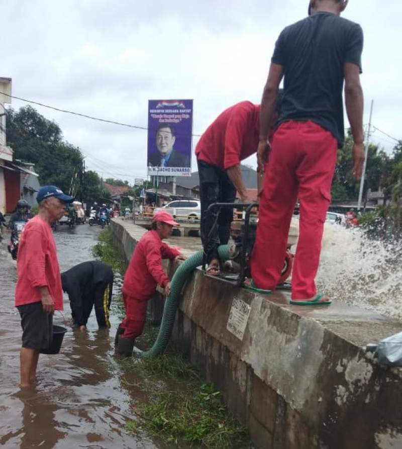DPU Tangsel Terjunkan Pompa dan Perahu Karet di 2 Lokasi Banjir
