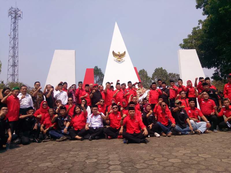 Kader PDI Perjuangan Tangsel saat tabur bunga di Taman Makam Pahlawan Seribu, Kecamatan Setu.