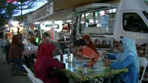 Umat Muslim Tangerang Disajikan Ramadhan Foodtruck Carnival