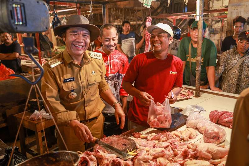 Stok dan Harga Daging Ayam dan Telur Fluktuatif, Pj Gubernur Banten Al Muktabar Sidak Pasar Rau Kota Serang