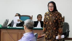 Sidang Korupsi Alkes Banten, Eks Kadinkes Banten Jadi &#039;Boneka&#039; Wawan