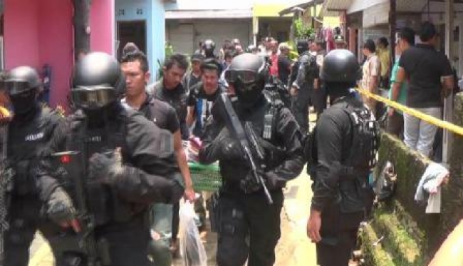 Densus 88 saat melakukan penggerebekan rumah salah seorang anggota jaringan ISIS di Kelurahan Bakti Jaya,Kecamatan Setu-Tangsel