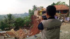  Tim PVMBG dari Kementrian ESDM saat meninjau lokasi bencana Koceak