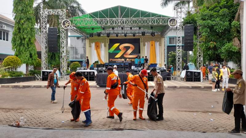 Petugas kebersihan DLH Kota Tangsel tengah bersih-bersih di depan panggung Semarak ke 42 Tahun Pondok Aren.