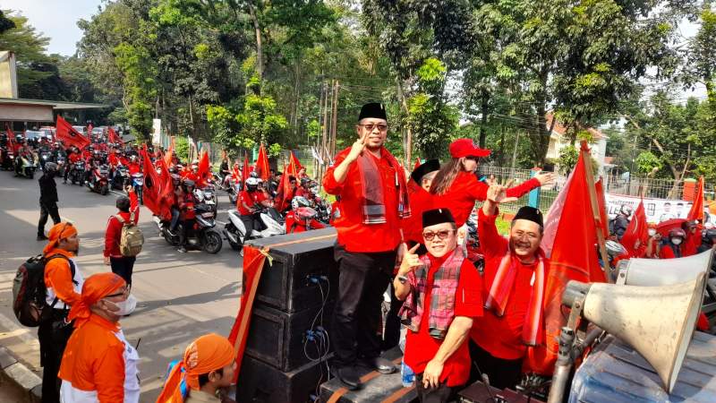 Ketua DPC PDIP Tangsel Wanto Sugito, Wakil Ketua DPRD Tangsel Iwan Rahayu, Anggota DPRD Banten M Toha serta seribuan kader PDIP saat mengawal pendaftaran Bacaleg PDIP ke KPU Tangsel.