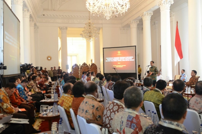 Presiden Jokowi memberikan arahan pada pertemuan dengan Bupati/Walikota se Indonesia Timur, di Istana Bogor, Jabar, Kamis (29/1/2015)