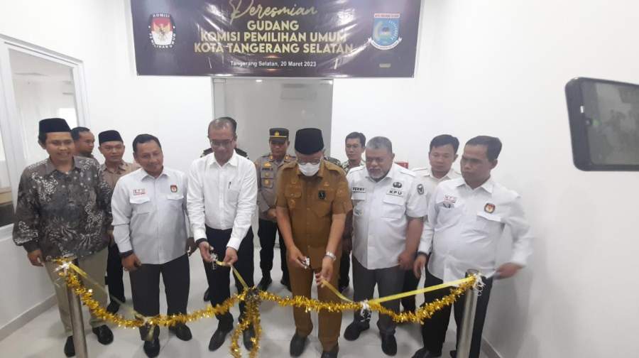 Walikota Tangsel Benyamin Davnie dan Ketua KPU RI Hasyim Asy'ari saat meresmikan gudang logistik KPU Tangsel.