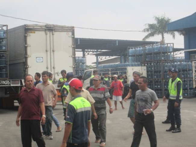 Warga Rt 01/02 Pondok Pucung saat geruduk gudang Distributor air mineral di Jl. Jombang Raya