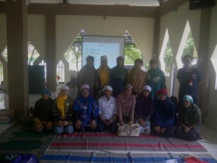 Serpong- PMI Kota Tangsel berfhoto bersama seusai memberikan pelatihan P3K untuk Warga Serpong,Sabtu (15/1)dt
