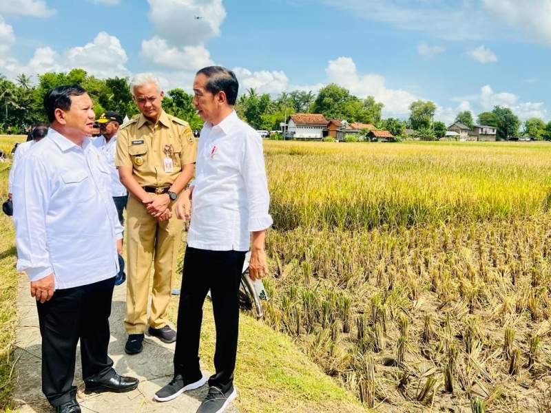 Menhan Prabowo Dampingi Presiden Joko Widodo Kunker ke Kebumen