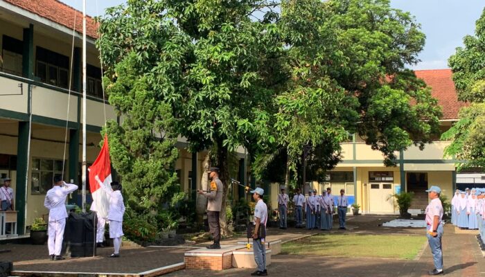 Tekan Kenakalan Remaja, Kapolres Banjar menjadi Pembina Upacara di SMAN 1 Banjar