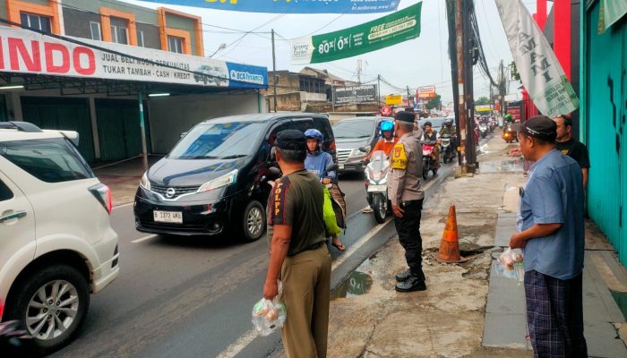 MPC Fahmi Tamami Kota Tangsel bersama Mahasiswa Umpam Berbagi Takjil