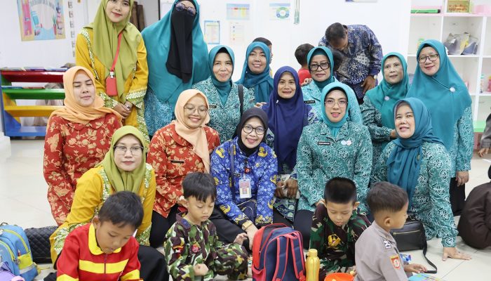 Kunjungi PAUD Al Bantani, Bunda PAUD Tinawati Andra Soni Ajak Anak Bermain dan Berdialog Interaktif
