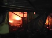 Ditinggal Mudik Pemilik, BPBD Kota Tangerang Berhasil Padamkan Kebakaran Ruko di Jatiuwung