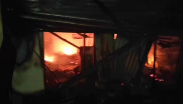 Ditinggal Mudik Pemilik, BPBD Kota Tangerang Berhasil Padamkan Kebakaran Ruko di Jatiuwung