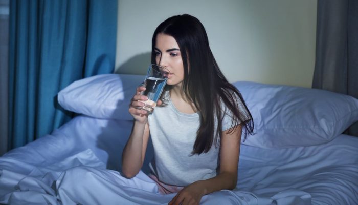 Benarkah Minum Air Sebelum Tidur Merusak Ginjal? Cek Faktanya