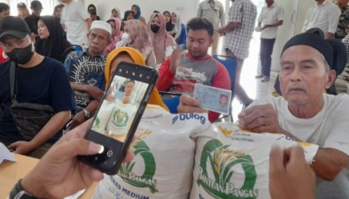 Terima Bantuan Beras dari Pemerintah, Warga : Alhamdulillah, Dapat Meringankan Biaya Hidup