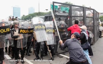 FOTO: Polisi Terlibat Bentrok dengan Masa Aksi di DPR