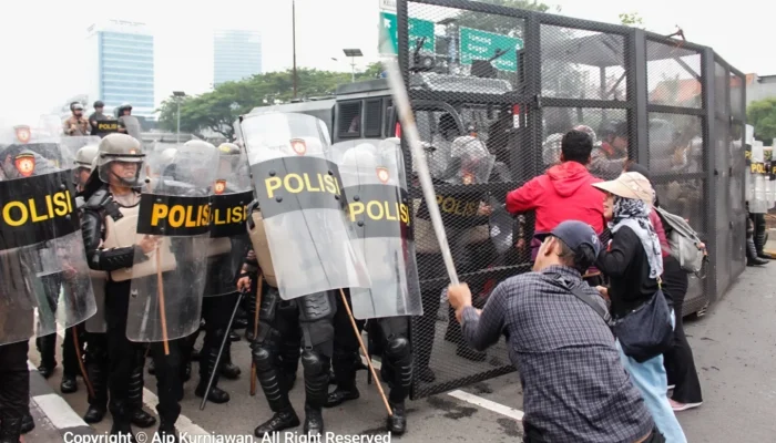 FOTO: Polisi Terlibat Bentrok dengan Masa Aksi di DPR