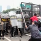FOTO: Polisi Terlibat Bentrok dengan Masa Aksi di DPR