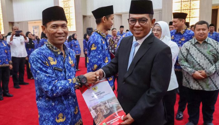 Gubernur Banten Andra Soni Serahkan 9.709 SK PPPK Pemprov Banten