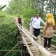 Respon Langsung Aspirasi Masyarakat Saat Kunjungan, Gubernur Banten Andra Soni Tinjau Jembatan Bambu Antar Desa