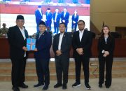 DPRD Tangsel Serahkan Raperda Fasilitasi Penyelenggaraan Pesantren ke Wali Kota