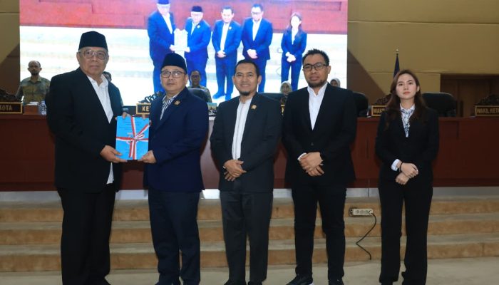 DPRD Tangsel Serahkan Raperda Fasilitasi Penyelenggaraan Pesantren ke Wali Kota